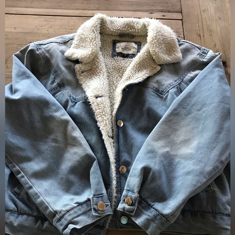 Never warn. Vintage style, Sherpa lined, cropped denim jacket